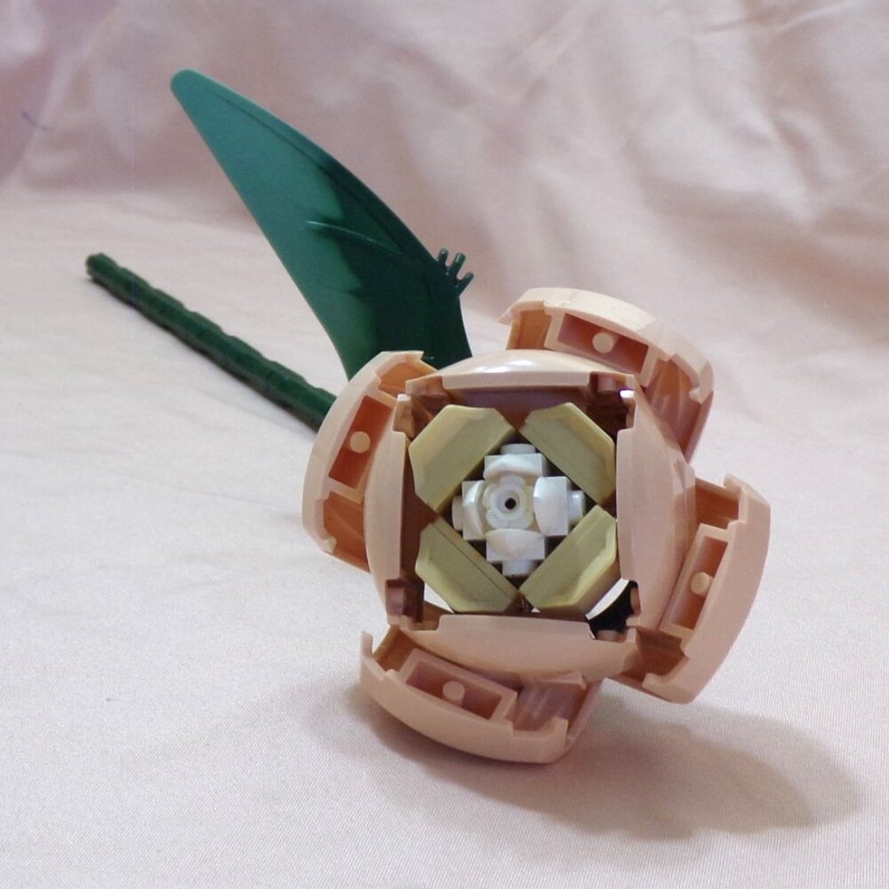 LEGO Botanical Flowers - 1 pcs Rose Tan Curved - Individual Sale 10280 Bouquet - Picture 2 of 8